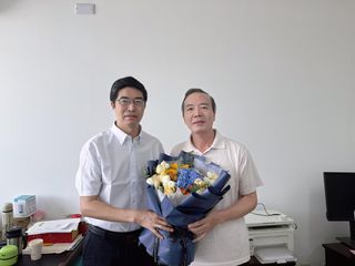 我院领导慰问全国优秀教师卢官明...